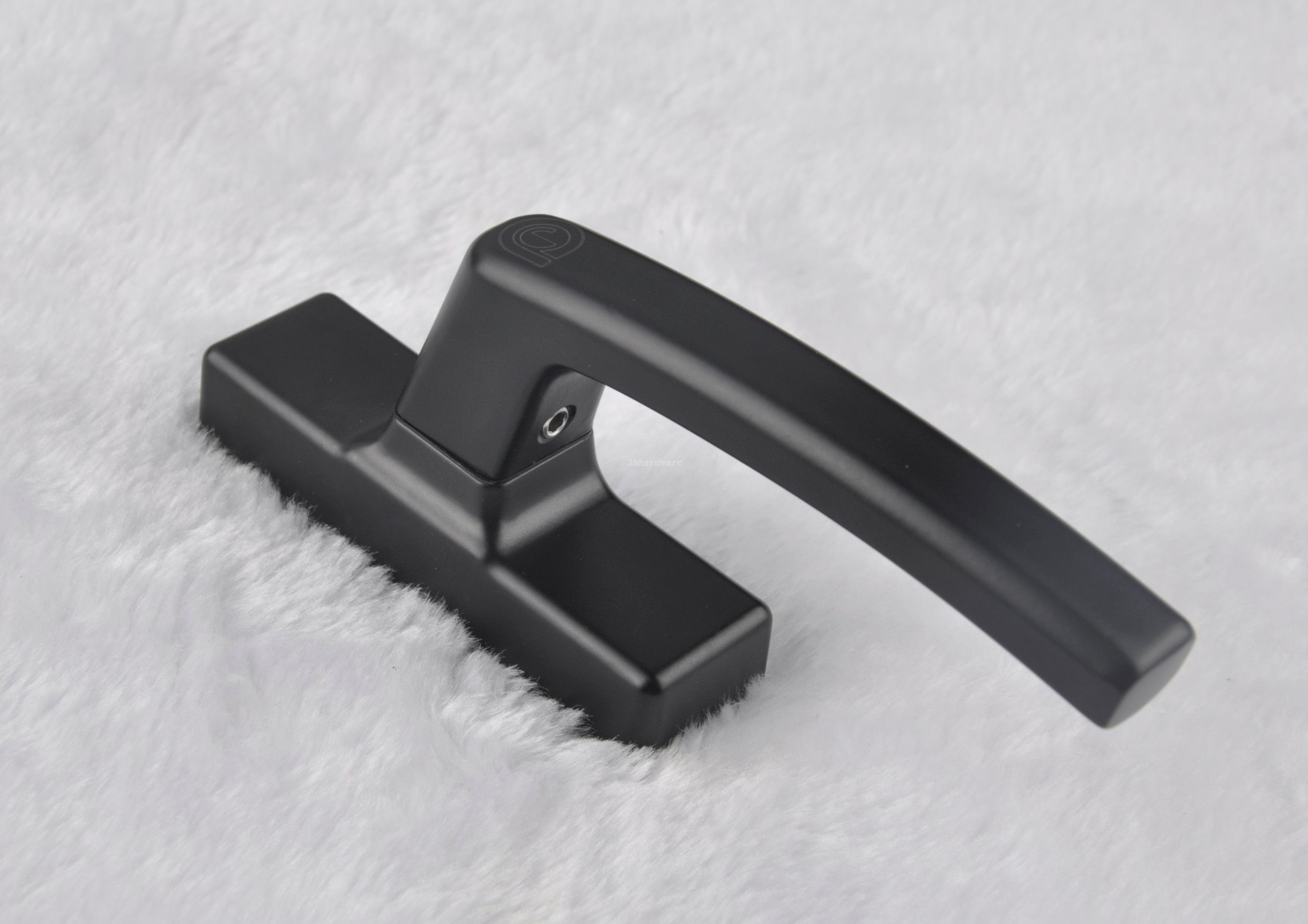 مقبض النافذة السوداء