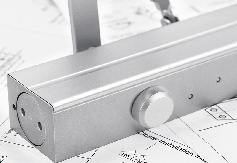 أخفى الباب أقرب