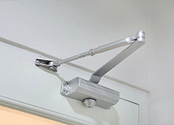 تحليل الباب المتسلسل الأقرب مقابل الباب الأقرب في أنظمة الأبواب والنوافذ في البناء