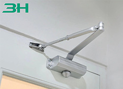 ما هي المتطلبات القياسية لمكونات أجهزة أبواب الحريق الهندسية؟